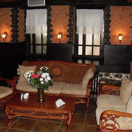 Guest House Bujtina Leon コルチャ エクステリア 写真