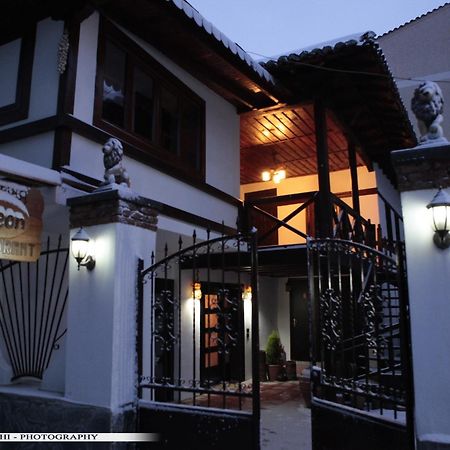 Guest House Bujtina Leon コルチャ エクステリア 写真