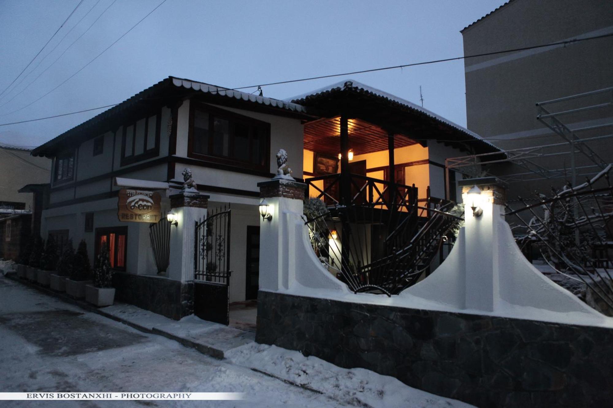 Guest House Bujtina Leon コルチャ エクステリア 写真