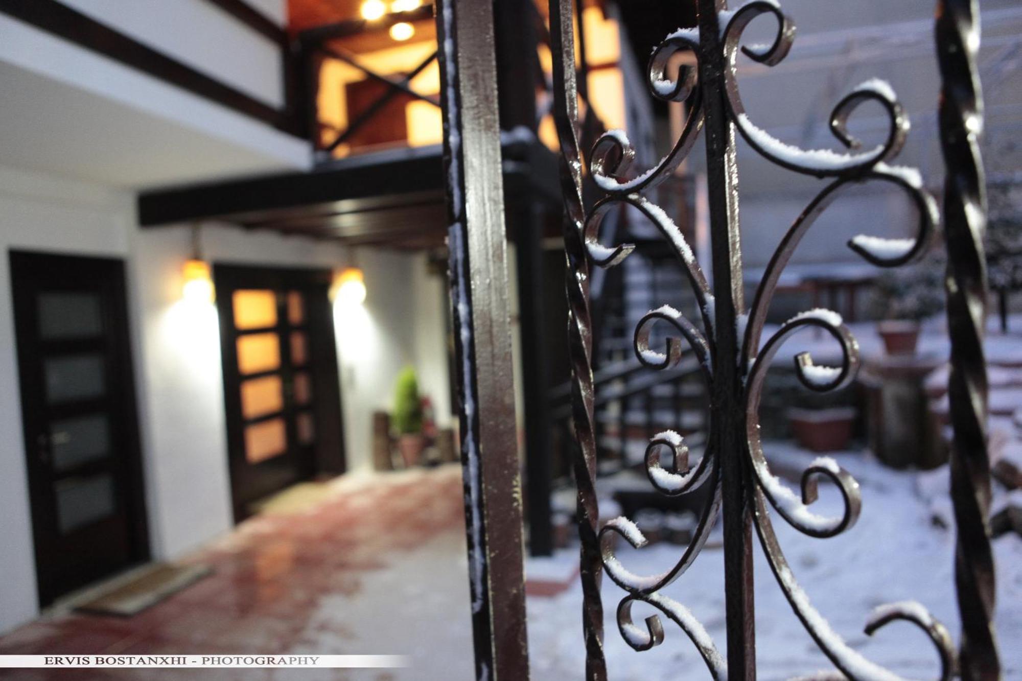Guest House Bujtina Leon コルチャ エクステリア 写真