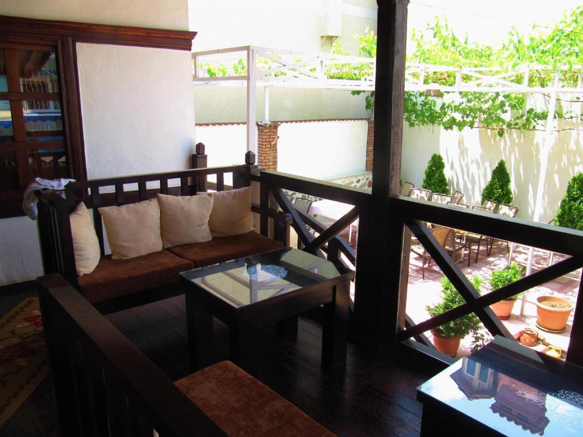 Guest House Bujtina Leon コルチャ エクステリア 写真